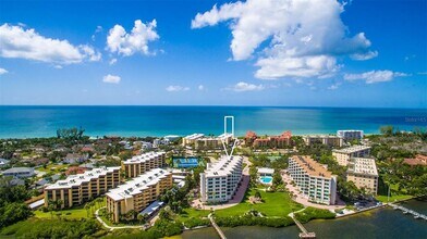 8735 Midnight Pass Rd in Sarasota, FL - Foto de edificio - Building Photo