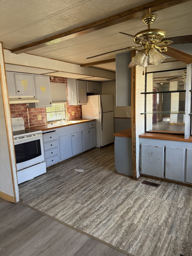 28 Rose St in New Martinsville, WV - Building Photo - Building Photo