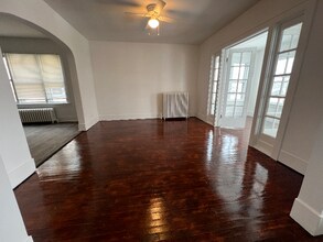 736 N Pearl St, Unit Right side in Menands, NY - Foto de edificio - Building Photo