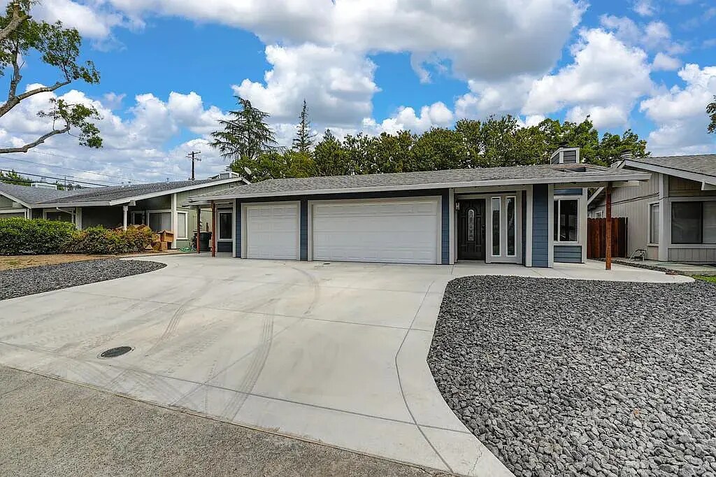 2432 Camino Garden Way in Carmichael, CA - Foto de edificio