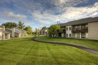 Cedar Lake Apartments & Townhomes in Northville, MI - Foto de edificio - Building Photo