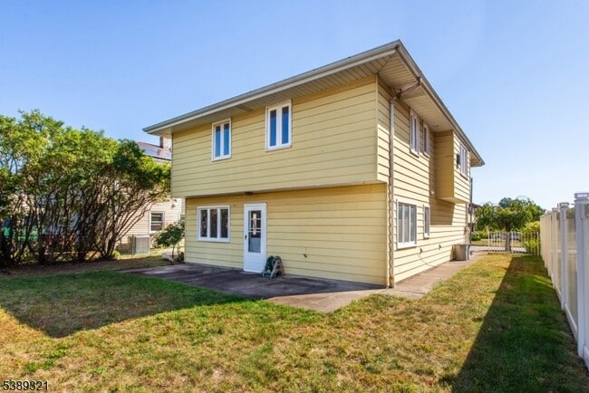 11 Roehrs Dr in Wallington, NJ - Building Photo - Building Photo