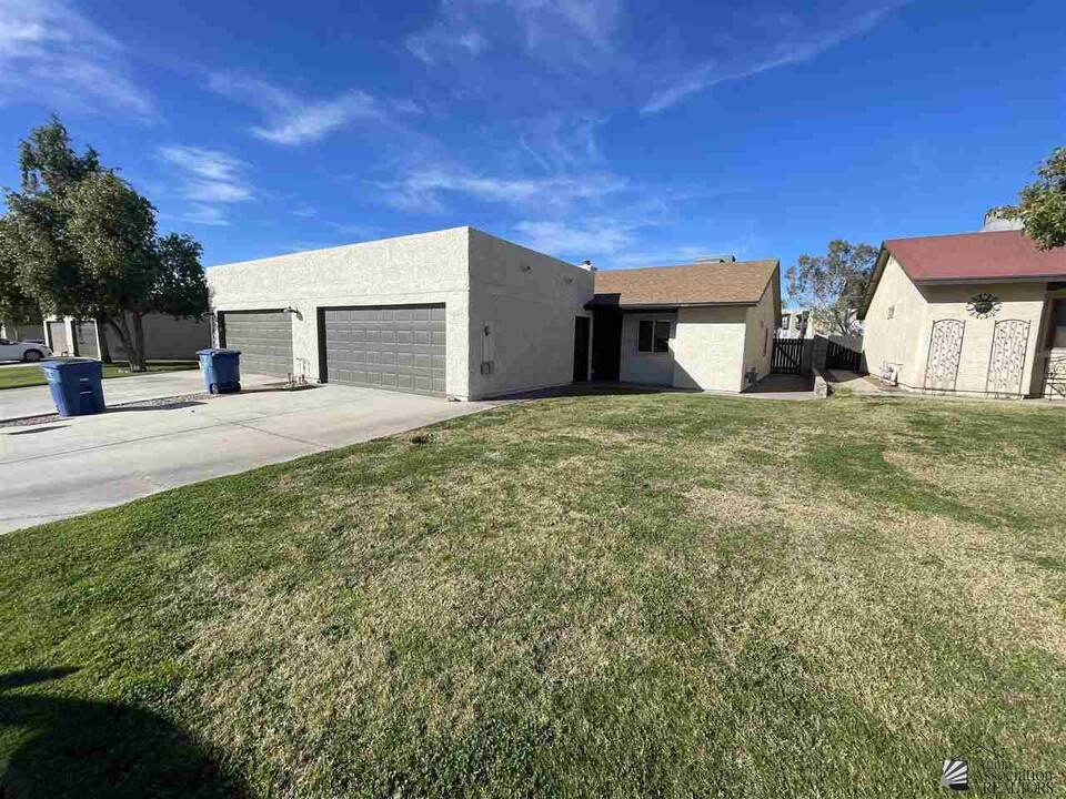 1462 W 12th Ln in Yuma, AZ - Foto de edificio