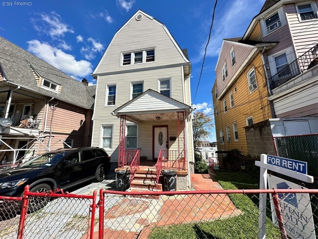property at 82 Waring Pl