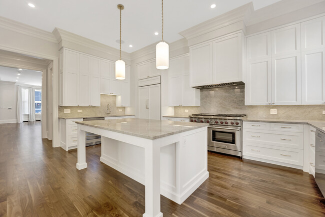 832 N Clark St in Chicago, IL - Building Photo - Building Photo