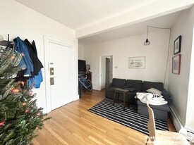 743 Parker St, Unit 3 Apartamentos