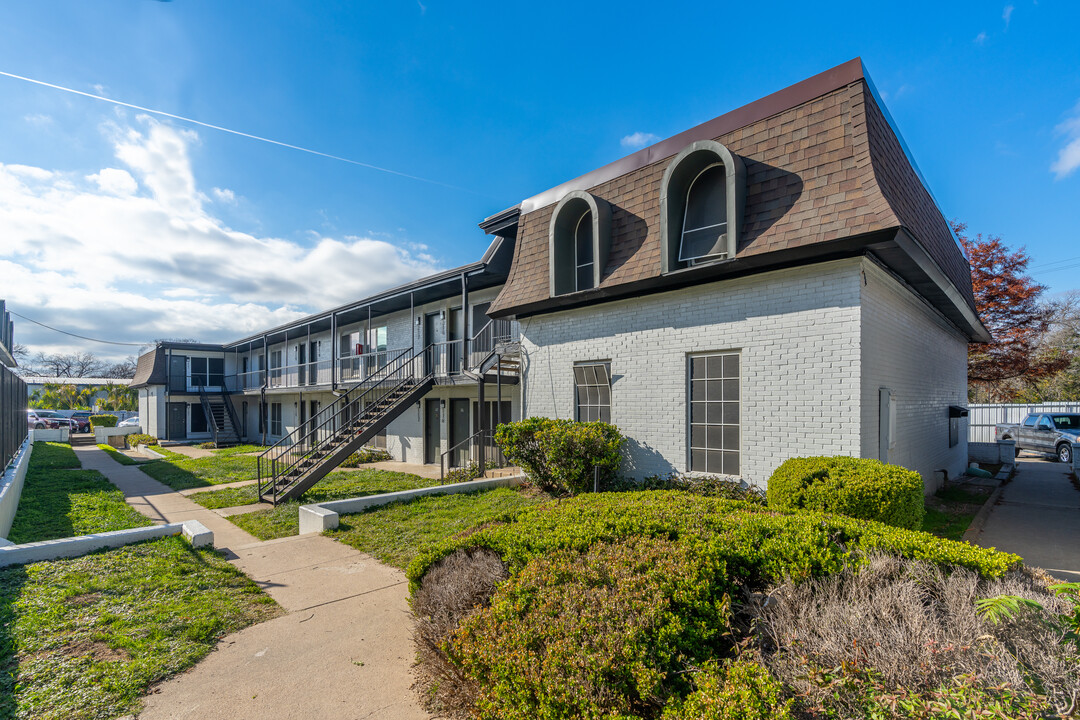 Legacy Lofts in Dallas, TX - Building Photo