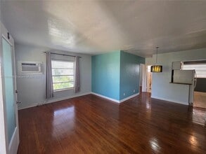 8024 Harding Ave in Miami Beach, FL - Foto de edificio - Building Photo