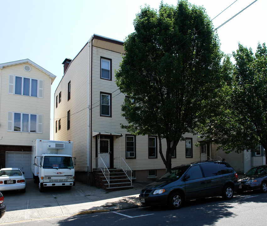 18 Harrison Ave in Harrison, NJ - Building Photo