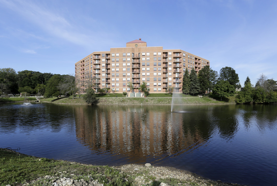 The Towers at Four lakes in Lisle, IL - Foto de edificio