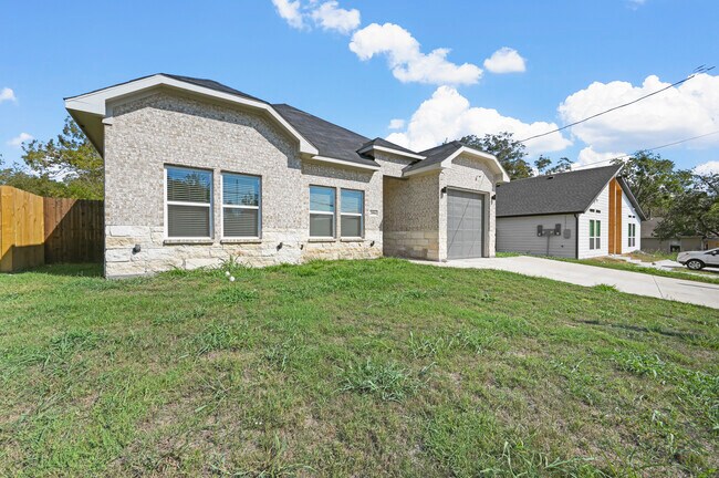 2006 Church St in Greenville, TX - Building Photo - Building Photo