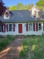 8 Charles Ln in Amherst, MA - Building Photo