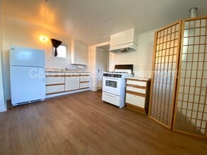 554 Lighthouse Ave in Monterey, CA - Building Photo - Building Photo