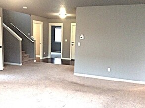 480 Tulip Ave in Woodburn, OR - Building Photo - Building Photo