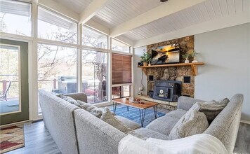 128 Hawk Cir in Lake Ozark, MO - Building Photo - Building Photo