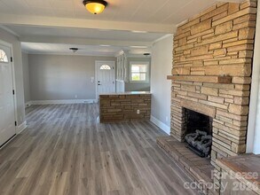 5703 North Carolina Hwy 150 in Maiden, NC - Foto de edificio - Building Photo