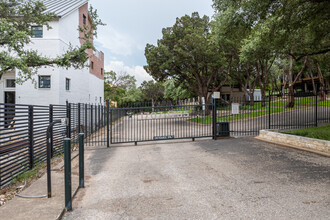 Barton Hollow in Austin, TX - Foto de edificio - Building Photo