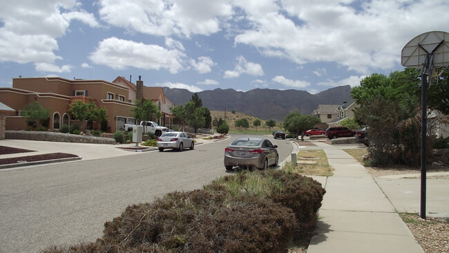 4317 Loma De Oro Dr in El Paso, TX - Foto de edificio - Building Photo