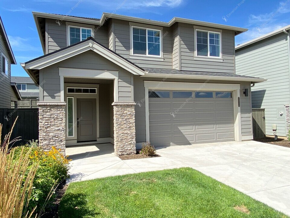 20756 SE Iron Horse Ln in Bend, OR - Building Photo