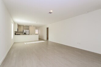 325 Woodland Hills Dr in Conroe, TX - Building Photo - Building Photo