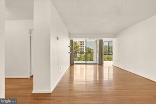 4500 S Four Mile Run Dr in Arlington, VA - Building Photo