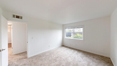 402 Alameda del Prado in Novato, CA - Building Photo - Building Photo