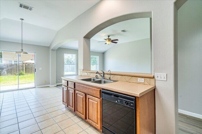 126 Hyltin St in Hutto, TX - Foto de edificio - Building Photo