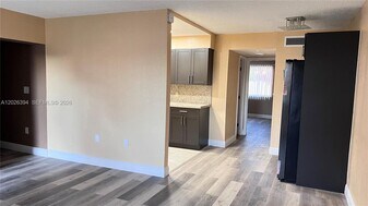 301 NW 177th St in Miami Gardens, FL - Building Photo