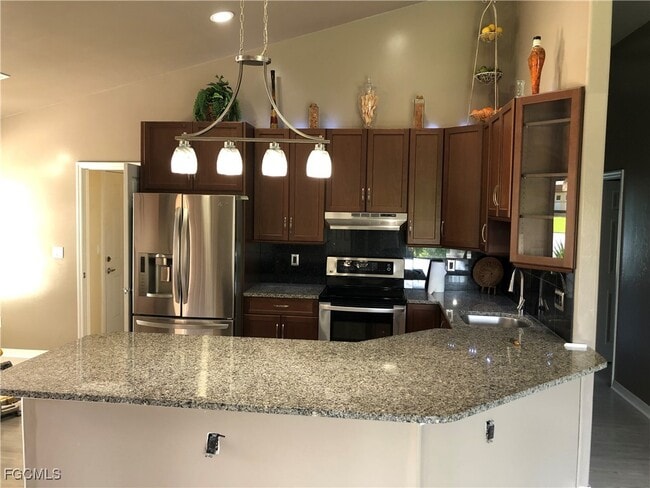 7500 Cameron Cir in Ft. Myers, FL - Building Photo - Building Photo