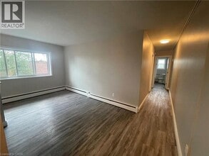 385 Melvin Ave in Hamilton, ON - Building Photo - Building Photo