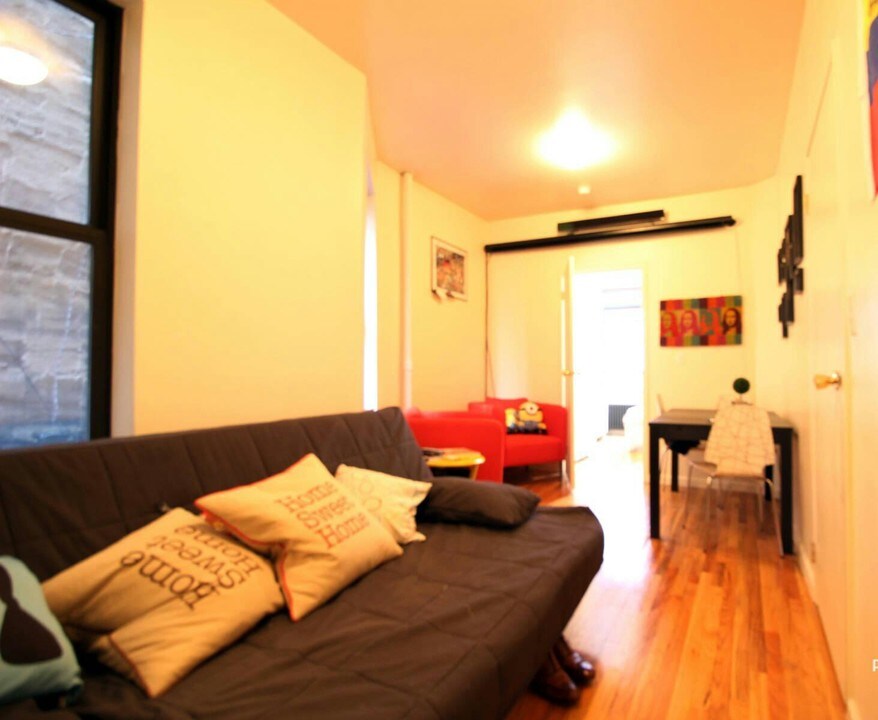 309 W 47th St in New York, NY - Building Photo