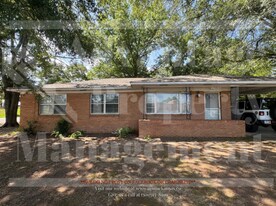 1601 Robins St in Conway, AR - Building Photo
