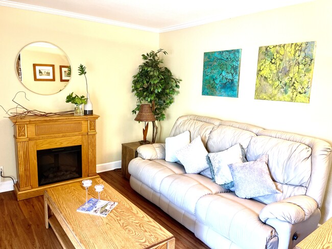 8537 Villa La Jolla Dr, Unit F in La Jolla, CA - Building Photo - Building Photo