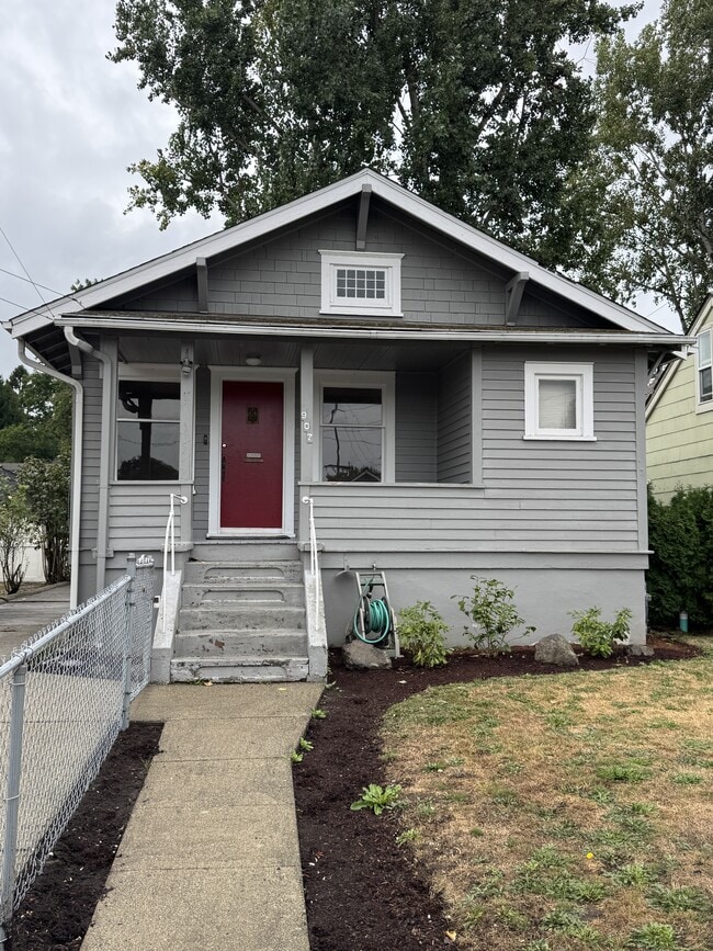 907 Hewitt Ave in Bremerton, WA - Building Photo - Building Photo