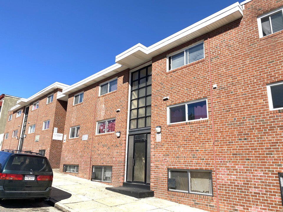 2564 Hollins St in Baltimore, MD - Building Photo