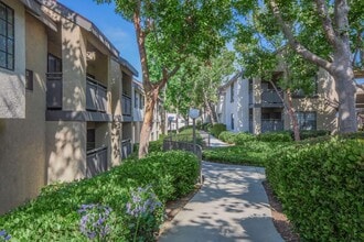 Oak Tree Court Apartment Homes in Placentia, CA - Foto de edificio - Building Photo