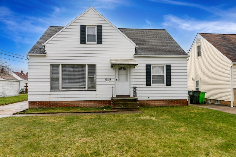 12328 Grannis Rd in Garfield Heights, OH - Building Photo