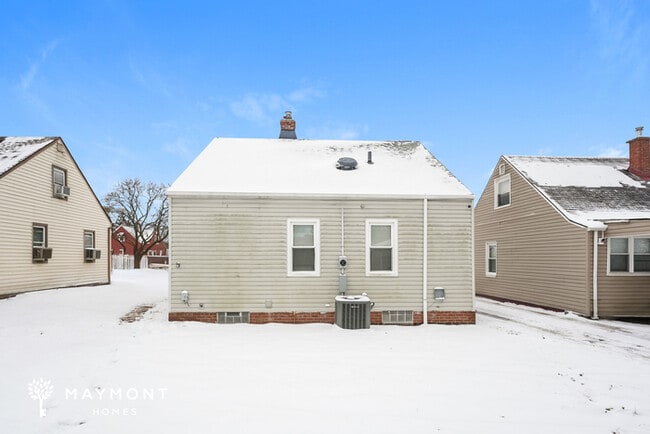 16315 Westview Ave in Cleveland, OH - Foto de edificio - Building Photo