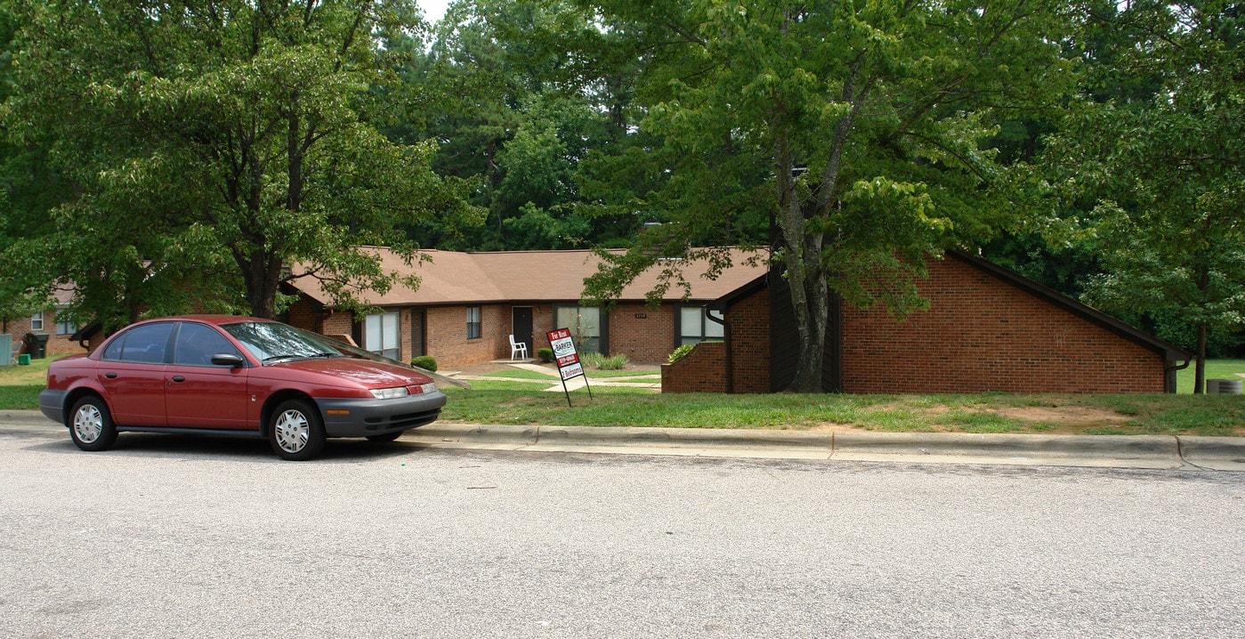 6708 Magnolia Ct in Raleigh, NC - Foto de edificio
