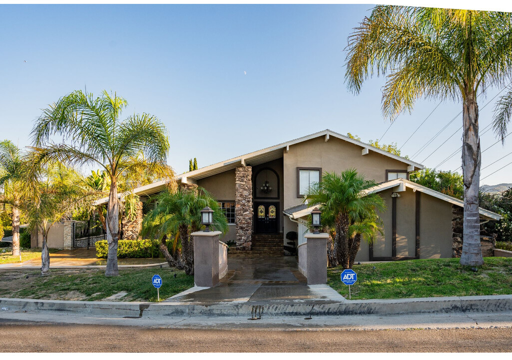 18818 Edleen Dr in Tarzana, CA - Building Photo