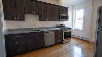 11 Strathmore Rd, Unit 3 in Brookline, MA - Building Photo - Building Photo