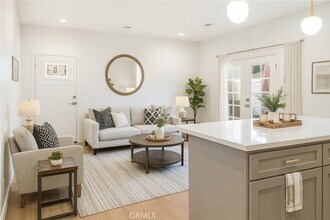 215 E 2nd St, Unit 003 in San Dimas, CA - Foto de edificio - Building Photo