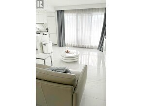 1060 Alberni St in Vancouver, BC - Building Photo - Building Photo