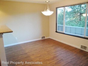 6131 NE 193rd Pl in Kenmore, WA - Building Photo - Building Photo