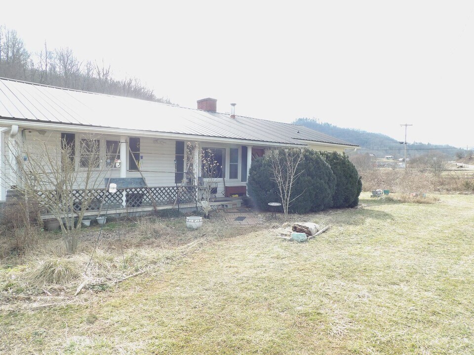 2854 Burningtown Rd in Franklin, NC - Building Photo