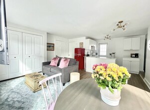 8 Page St in Brunswick, ME - Foto de edificio - Building Photo