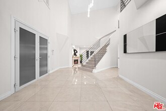 1121 Roberto Ln in Los Angeles, CA - Foto de edificio - Building Photo
