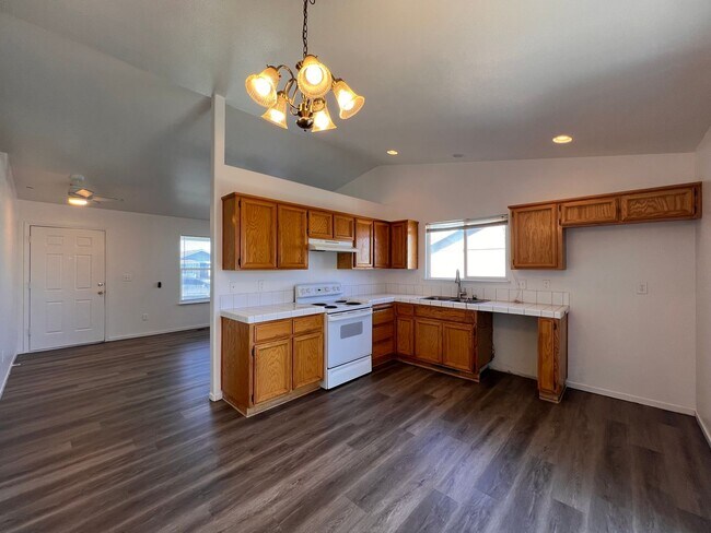 122 Campfire Wy in Fernley, NV - Foto de edificio - Building Photo