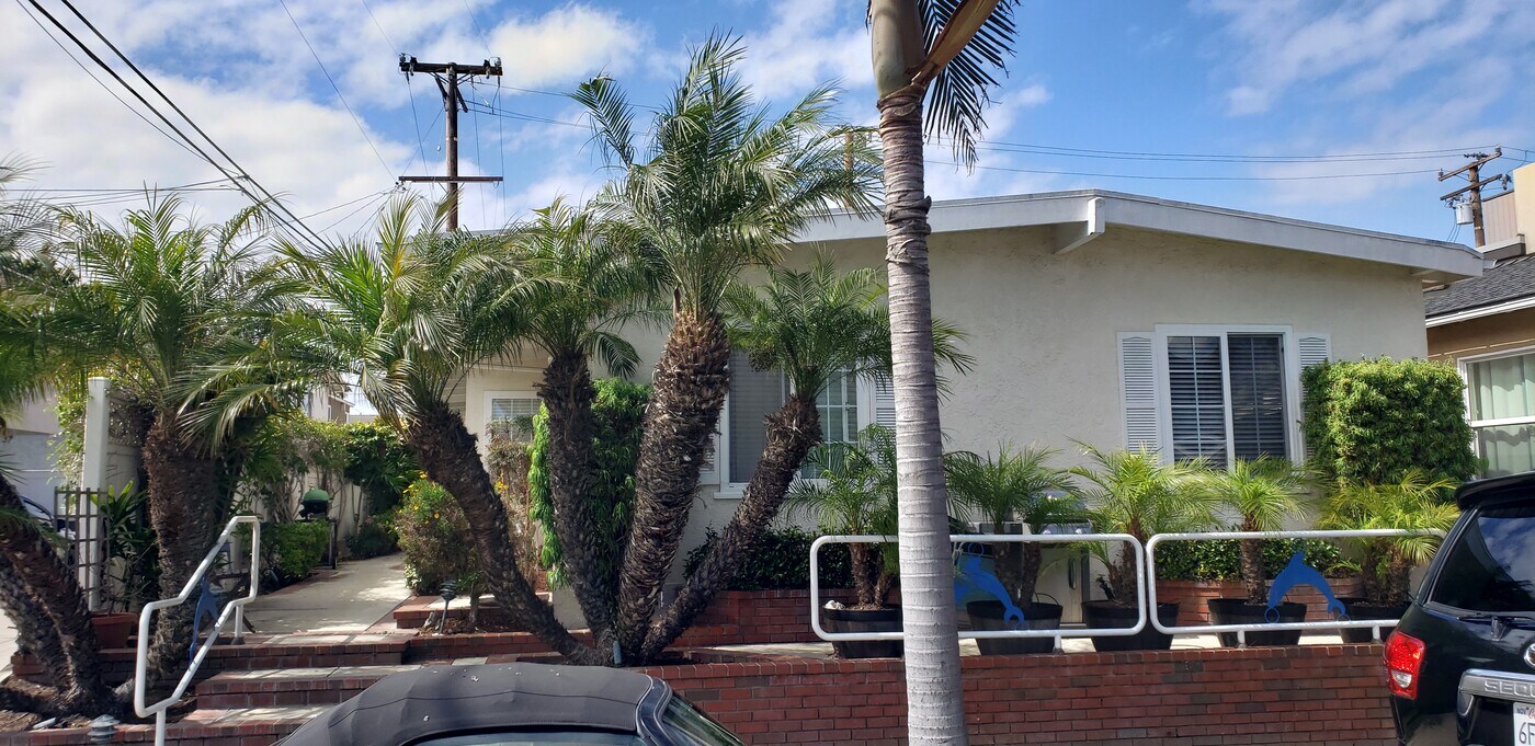 109 E Dolphin Ave, Unit 2 in Seal Beach, CA - Foto de edificio