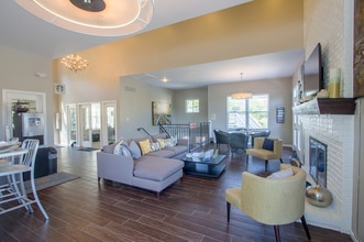 Westchase Apartments in Creve Coeur, MO - Foto de edificio - Building Photo